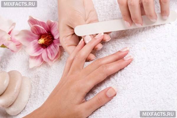 Біла смужка на нігтях: причини і лікування