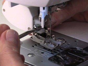 Чому у швейній машині плутається нижня нитка? Чому нитки зажовує знизу при шитті і що робити з цим?