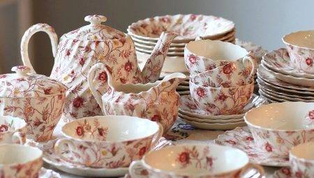 Посуд в стилі прованс (23 фото): опис настінних тарілок для кухні і столових чайних сервізів, особливості інших видів посуду