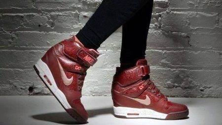 Снікерси Nike (33 фото): жіночі моделі сникеров від Найк