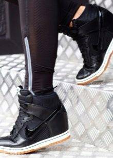 Снікерси Nike (33 фото): жіночі моделі сникеров від Найк