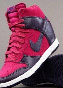 Снікерси Nike (33 фото): жіночі моделі сникеров від Найк