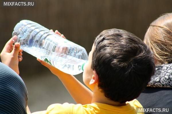Все про воду для дитини – яку і скільки давати?