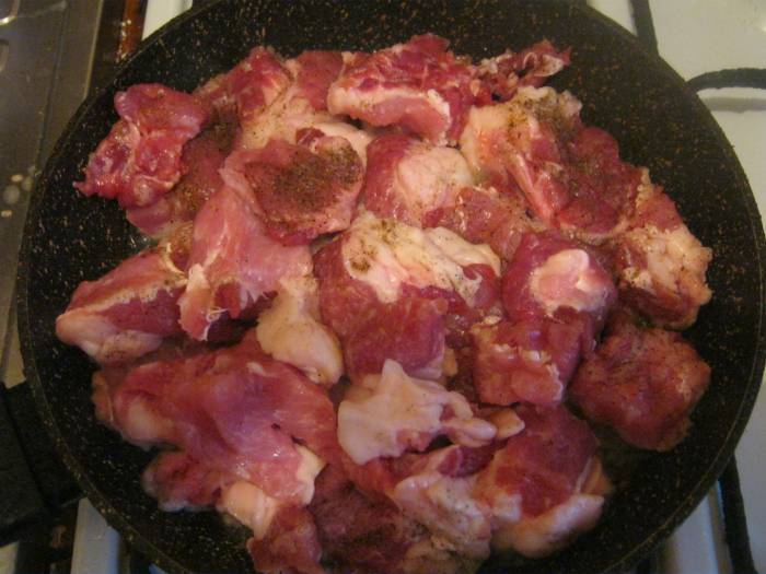 Як приготувати печеня по-домашньому з свинини без цибулі