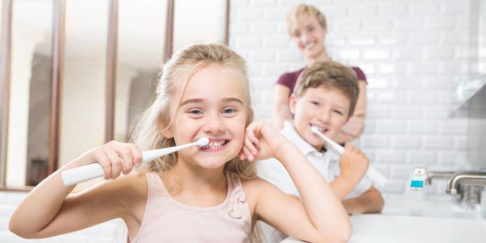 Як вибрати електричну зубну щітку для дитини