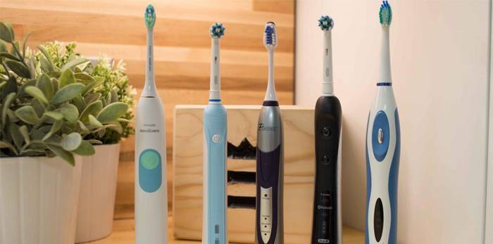 Як вибрати звукову зубну щітку, її переваги та недоліки