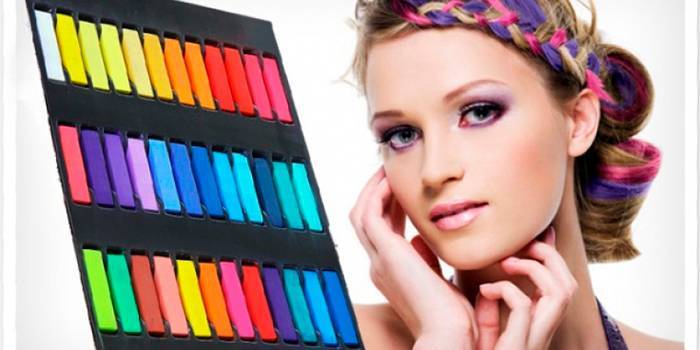 Як використовувати кольорові крейди для фарбування волосся