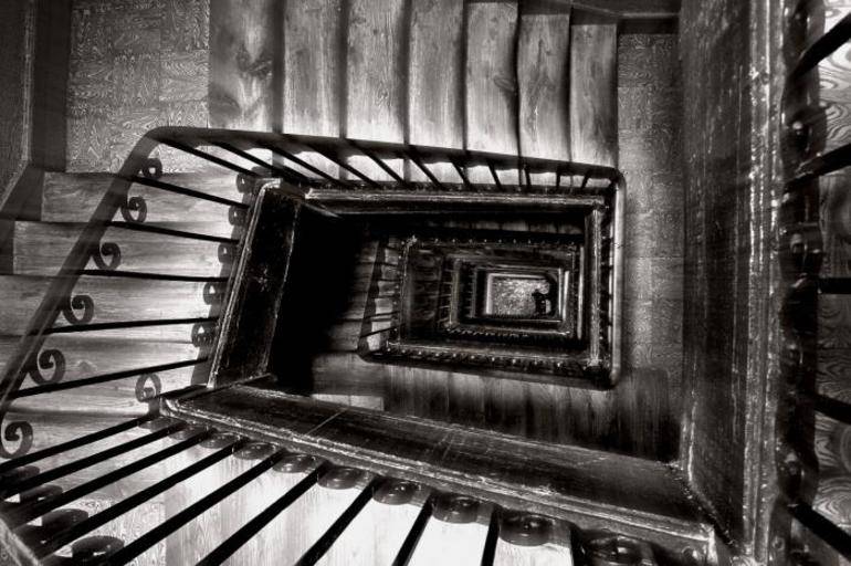Спускатися по сходах вниз у сні: бігти, падати і спотикатися на сходах
