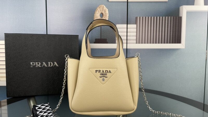 Чоловічі й жіночі речі преміального класу від модного дому Prada